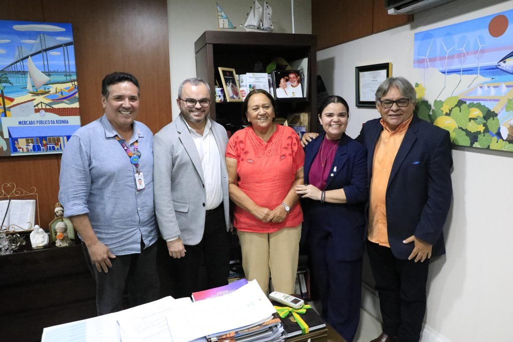 Uern entrega resultado da eleição para reitoria à governadora Fátima Bezerra