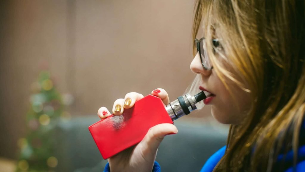 Vape causa “pulmão de pipoca” em jovem de 17 anos; entenda