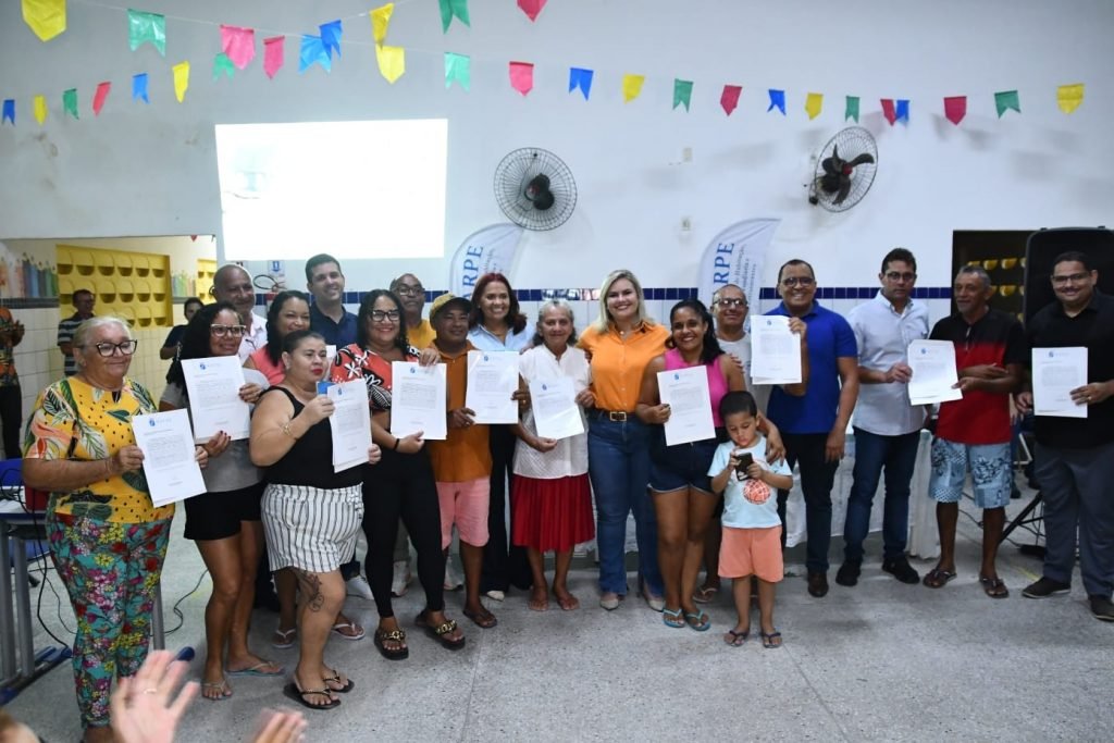 Prefeitura do Natal entrega títulos de regularização fundiária à moradores do Passo da Pátria