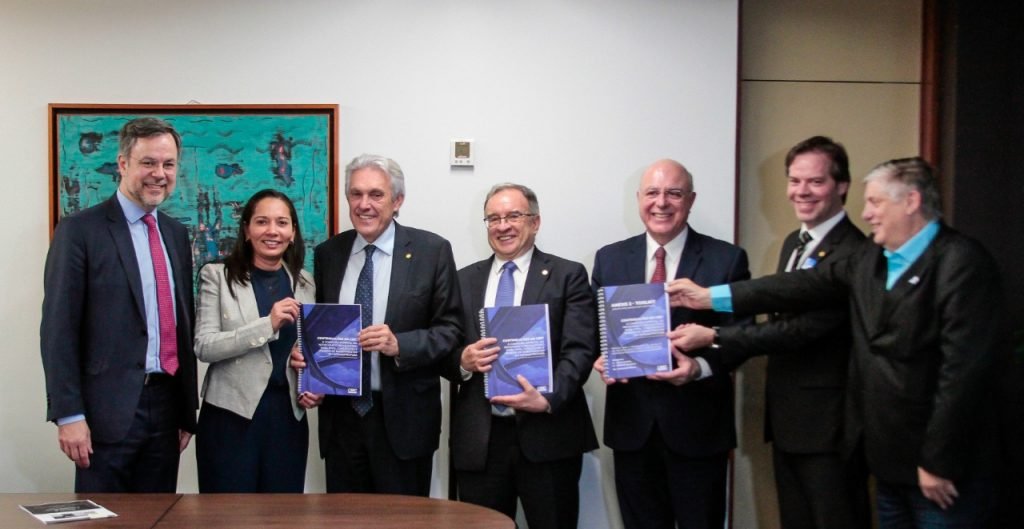 João Maia recebe elogios na Câmara por liderança em debates sobre infraestrutura