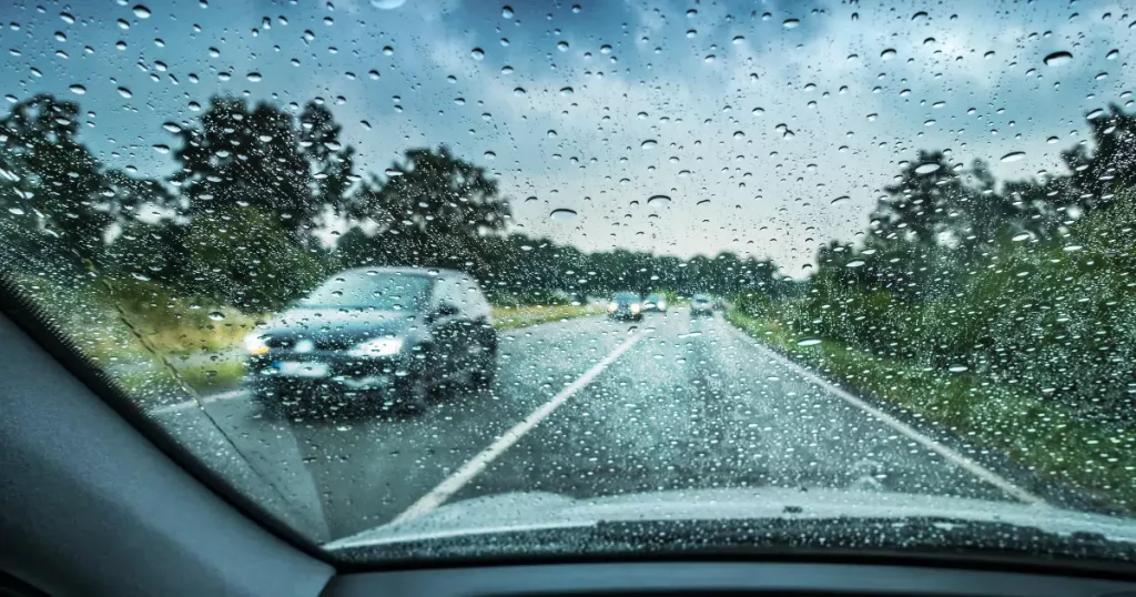 Truque com pasta de dente ajuda motoristas em dias de chuva