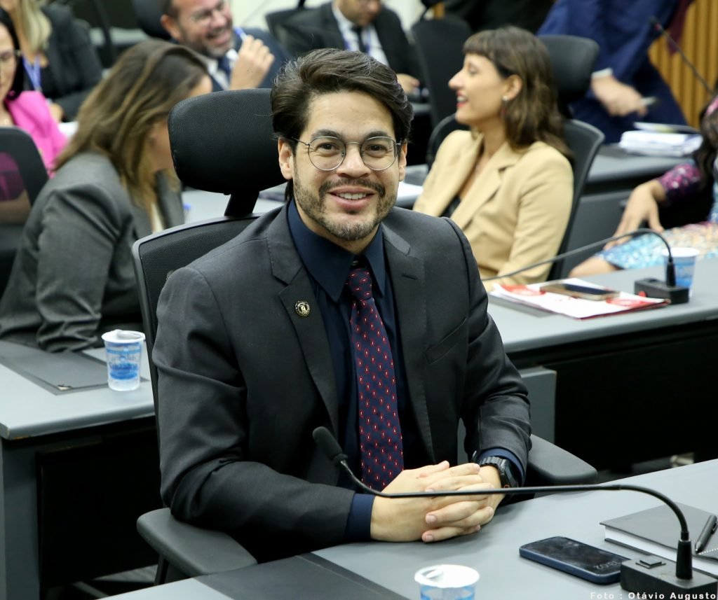 Câmara aprova projeto de Leo Souza que ajudará a transformar paradas de ônibus e a financiar sistema de transporte