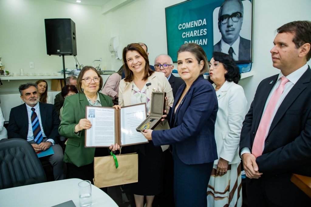 Carla Dickson recebe prêmio concedido pela Federação Nacional dos Médicos