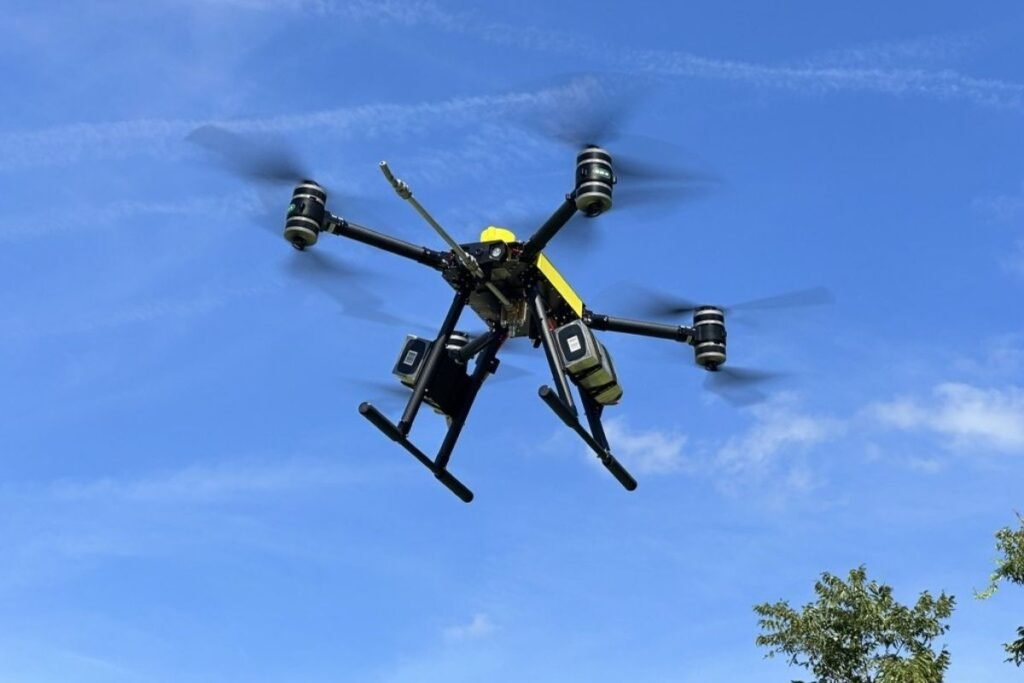Drones que pintam prédios sozinhos chegam para aposentar andaimes e reduzir custos pela metade