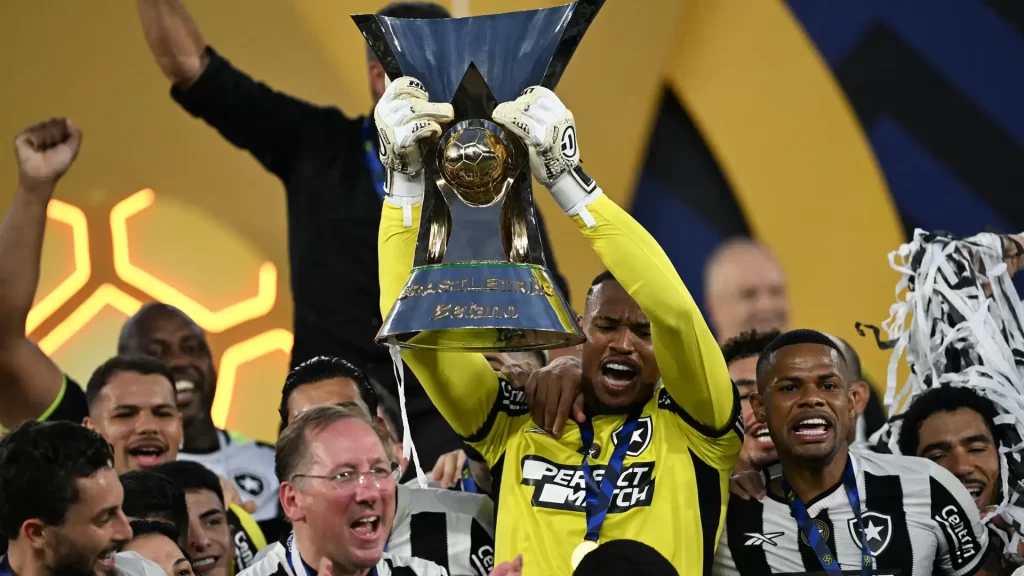 Manchester United trata John como plano A no mercado e mantém contato com goleiro do Botafogo