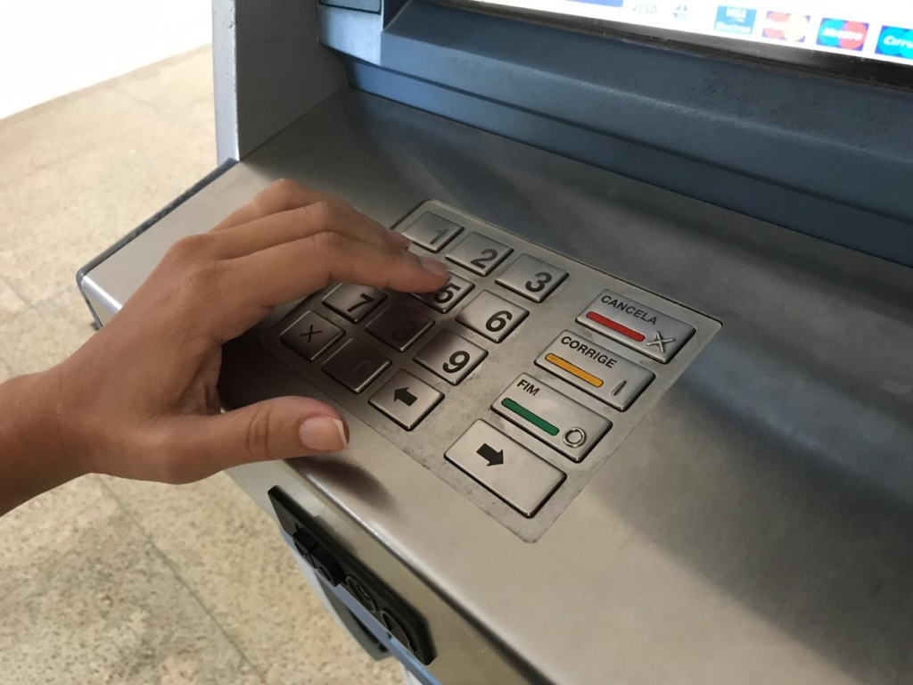 Governo anuncia pagamento antecipado do 13° salário para servidores da educação e órgãos com arrecadação própria