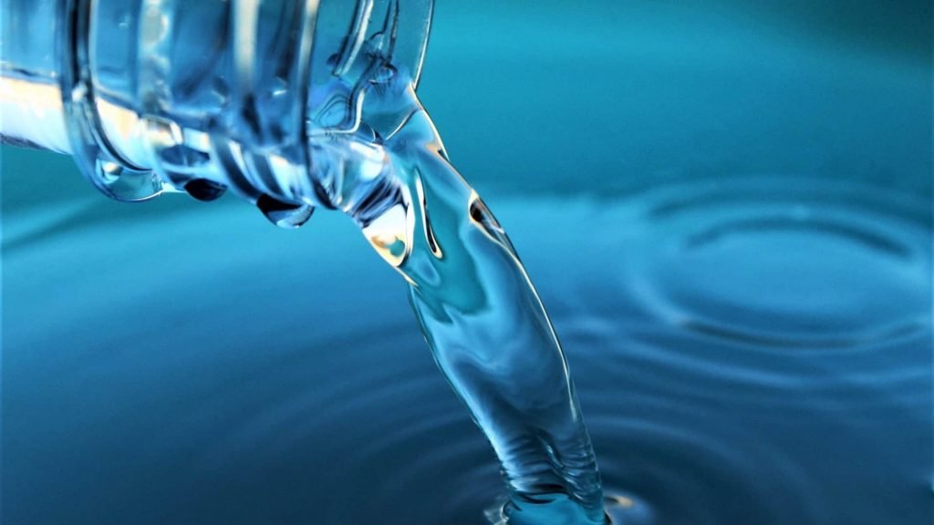 Esponja transforma água salgada em água doce em 6 horas