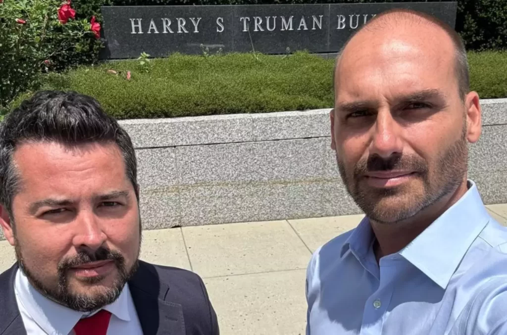 ‘Moraes não pode fazer nada” diz Eduardo Bolsonaro ao lado de ‘chefe dos embaixadores’ dos EUA