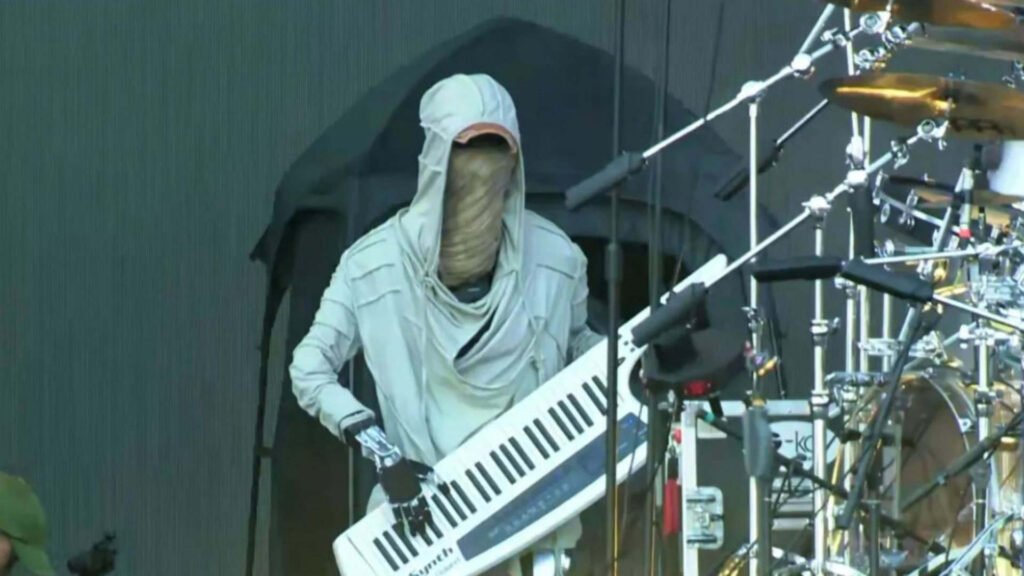 Robô músico rouba a cena em festival de música na China; assista