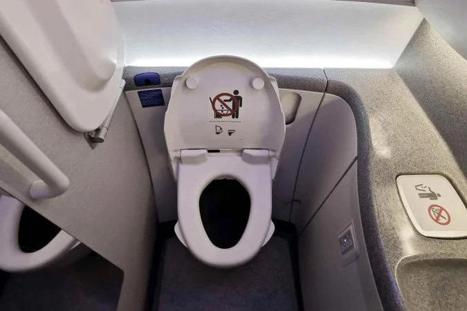Vasos sanitários de aviões são verdadeiros criadouros de superbactérias