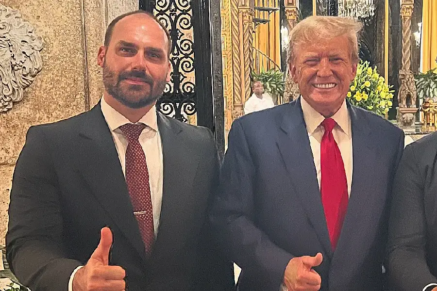 Eduardo Bolsonaro mostra carta de Trump a Jair Bolsonaro e manda “último recado” às autoridades