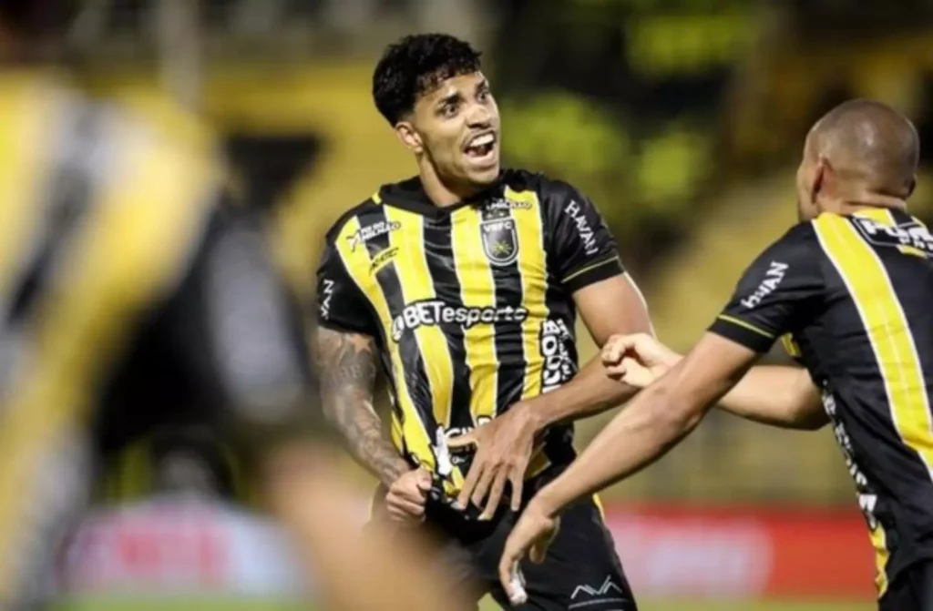 Com pressa no mercado, Botafogo encaminha contratação de Gabriel Bahia, zagueiro que joga na Série B