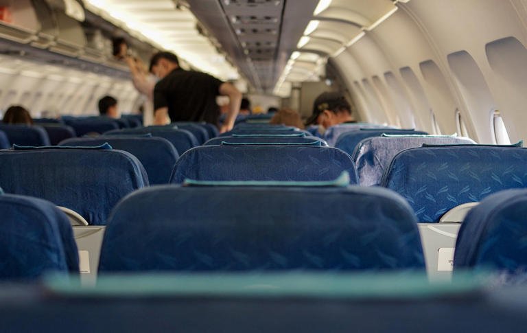 Aeromoça revela roupas perigosas para usar durante um voo de avião