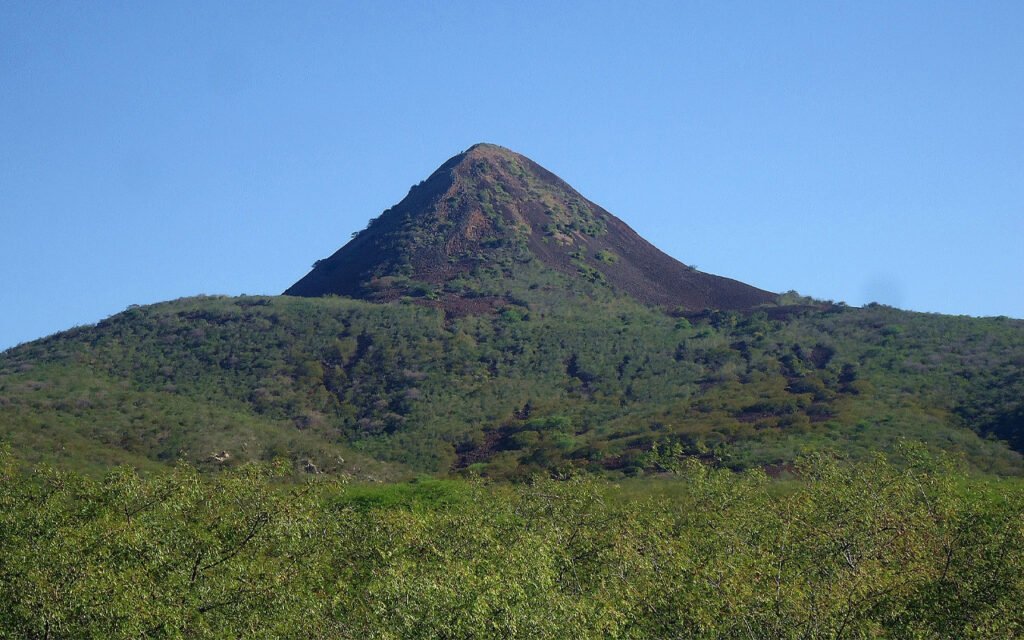 Atração no RN: vulcão com 590 metros de altura, escondido em cidadezinha do interior do brasil, intriga turistas e pesquisadores
