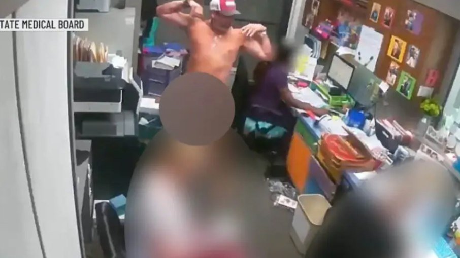 Médico perde cargo após perseguir funcionária pelado