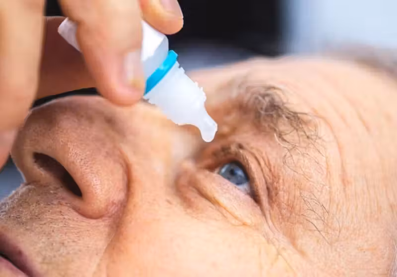 Colírio que corrige visão de perto é aprovado nos EUA; chega de óculos