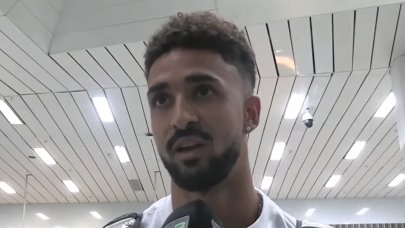 Chris Ramos chega ao Rio para se apresentar ao Botafogo: ‘Darei tudo por essas cores e por essa camisa. Estou muito feliz’