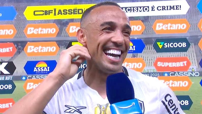 Improvisado na zaga, Marçal se diverte após noite artilheira no Botafogo: ‘Pode me colocar de 9 também’