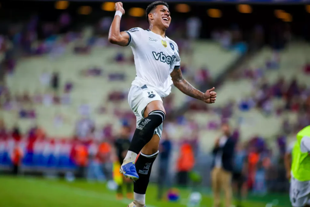 Botafogo aproveita expulsão e goleia Fortaleza por 5 a 0 no Brasileirão