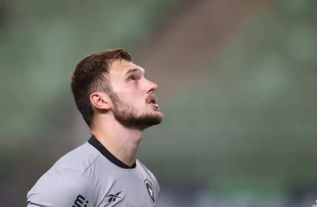 Ex-Botafogo, Lucas Perri aciona o clube na Justiça e cobra R$ 2,8 milhões