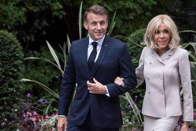 Casal Macron vai apresentar ‘prova científica’ de que primeira-dama da França é mulher para Justiça nos EUA