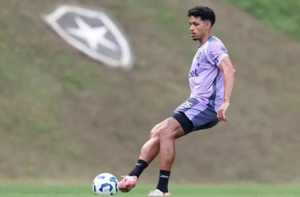 Botafogo pode ter estreia na zaga contra Fluminense