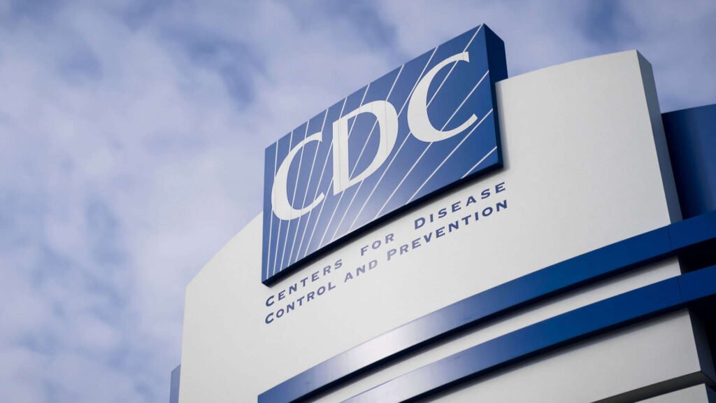 Pressão antivacina cresce e EUA deixam de recomendar imunização contra Covid