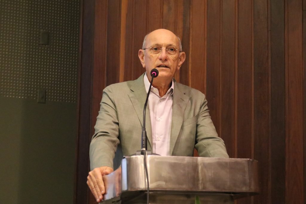 Artigo – “Sem equilíbrio, sem perspectivas”, por Roberto Serquiz