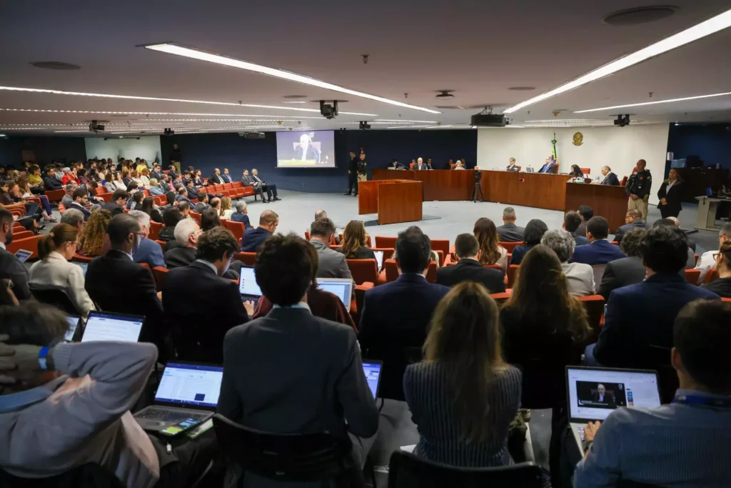 Bastidores de julgamento têm mais de uma hora de fila, esperança bolsonarista, troca de farpas e até fogo em banheiro