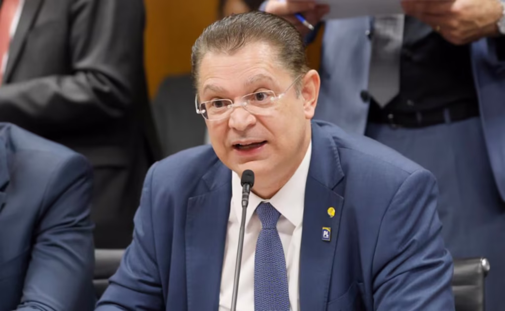 Sóstenes Cavalcante revela origem de R$ 430 mil encontrados em hotel