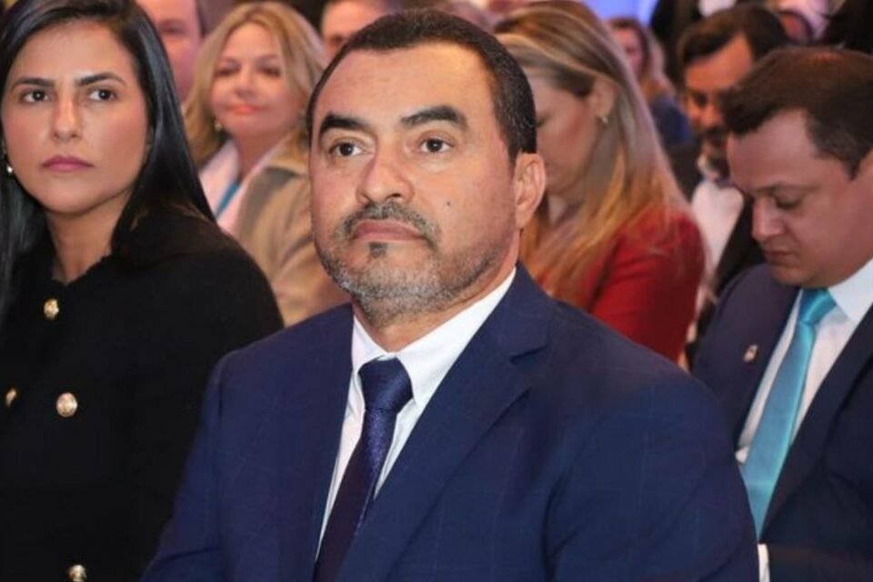 STJ afasta governador do Tocantins do cargo