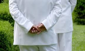 Você já reparou nesse gesto? Psicologia revela o que está por trás de andar com as mãos para trás