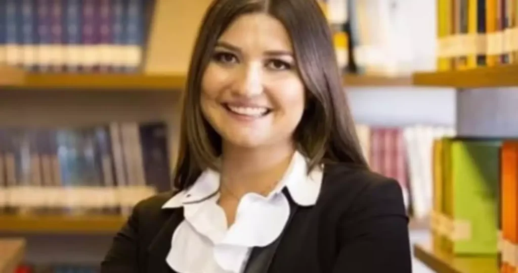 Filha de ministro do STF é chamada de ‘lixo comunista’ e sofre agressão com cuspe em universidade