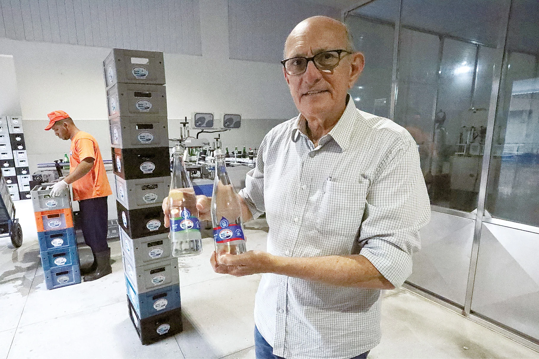 Santa Maria inova com linha de água mineral em garrafa de vidro de 750 ...