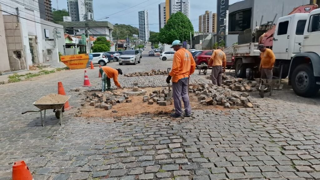 Prefeitura inicia obras para melhorar trânsito e acabar com alagamentos na Rua Ângelo Varela