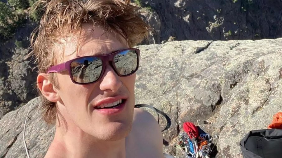 Influenciador cai de penhasco e transmite ao vivo a própria morte
