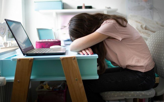 Crianças aprendem melhor quando há controle de tela, diz estudo