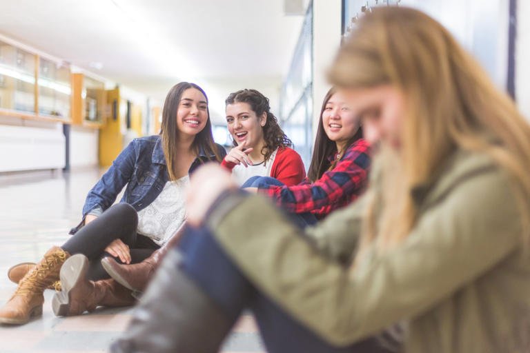 Pessoas que tentam diminuir um amigo em público costumam ter essas características em comum, diz psicóloga