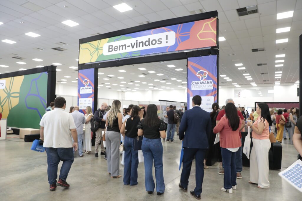 Governadora abre Caravana Federativa, visita obras e entrega escrituras de casas em Assu