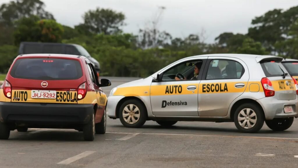 CNH sem autoescola pode extinguir 300 mil empregos, alerta federação