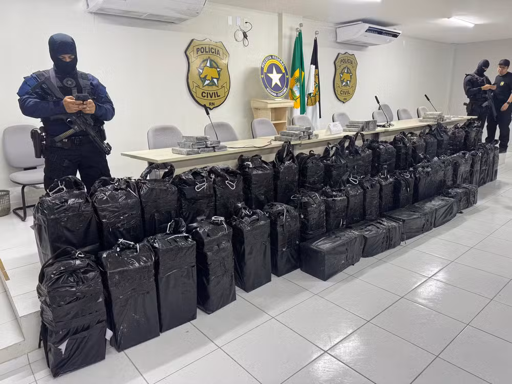 Policial aposentado é alvo de buscas após apreensão de 1,2 tonelada de cocaína em Natal