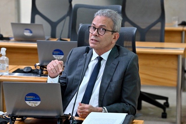Hermano Morais celebra impacto positivo da vedação de celulares nas escolas do RN