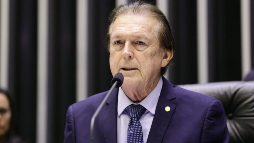 Deputado falta a sessões e quer votação remota para parlamentares com mais de 80 anos