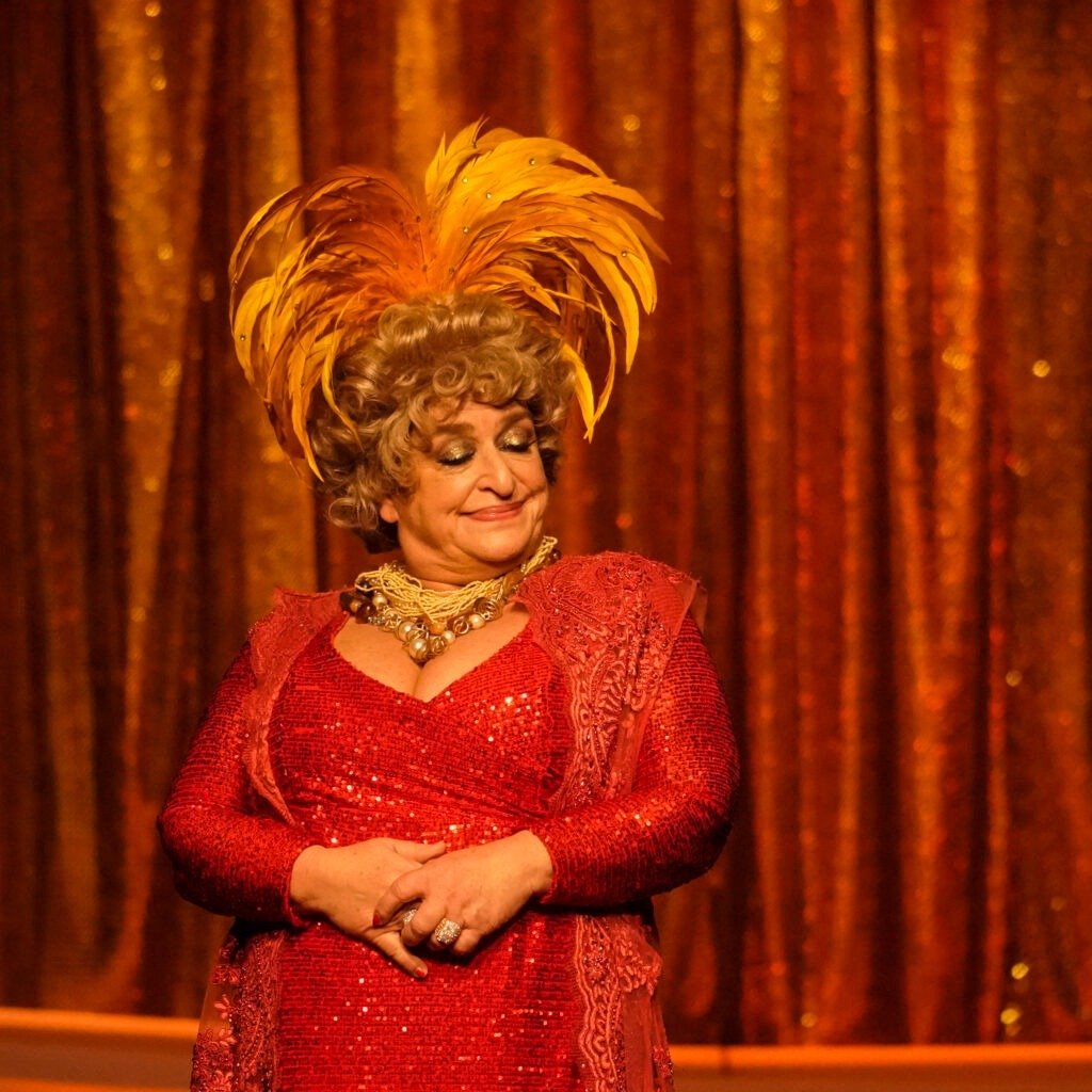 Teatro Riachuelo recebe Grace Gianoukas e a irreverência de Dercy Gonçalves em espetáculo único em Natal