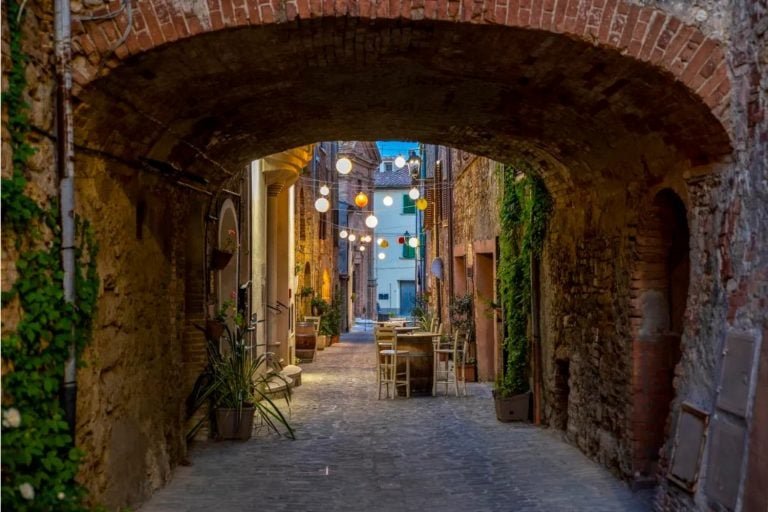 Quer morar na Itália? Vila na Toscana vai pagar metade do seu aluguel