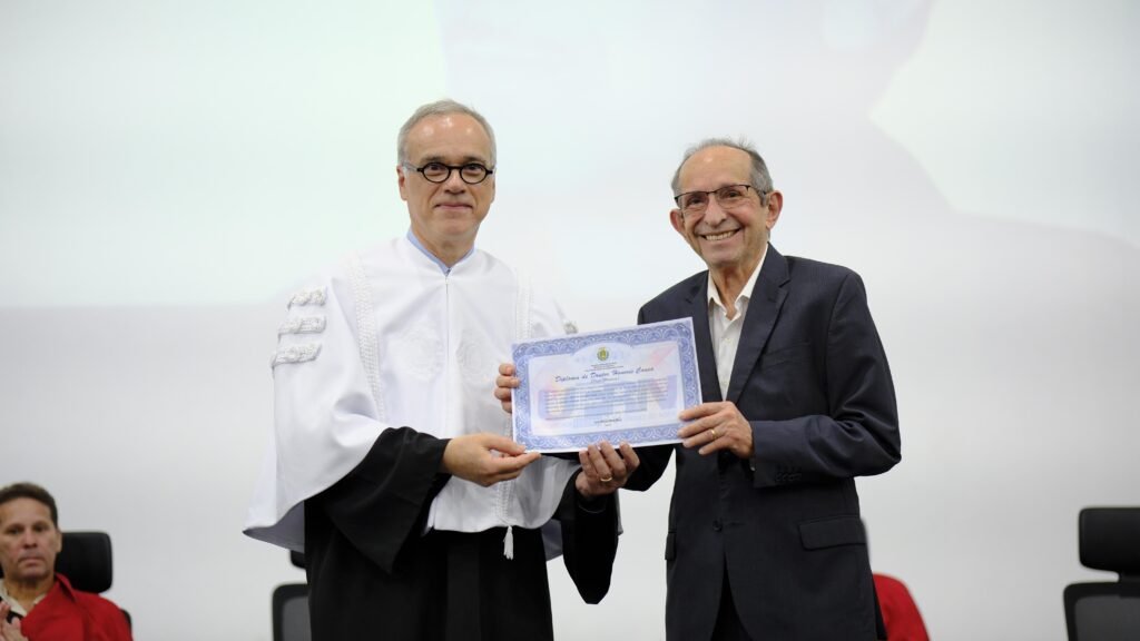 UFRN outorga título de doutor honoris causa a Newton Navarro