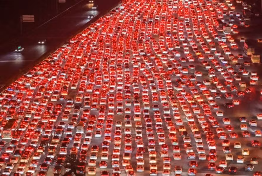 Imagens impressionantes: Megaengarrafamento reúne dez milhões de carros após feriadão na China