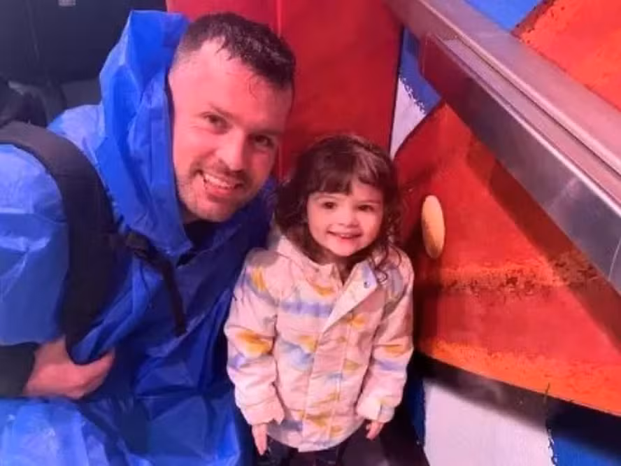 Homem é indiciado após filha morrer dentro de carro enquanto ele bebia, jogava videogame e assistia a pornô em casa