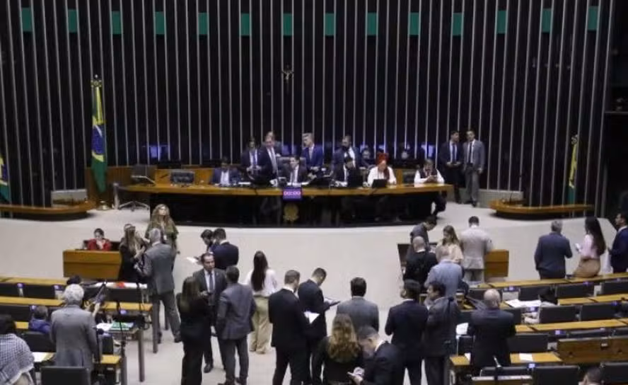 Câmara aprova PEC que garante aposentadoria integral e novas regras para agentes de saúde e de endemias