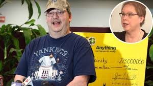 Homem ganha na loteria uma semana após o divórcio, quase perde bilhete de US$ 273 milhões e revela o que vai fazer com o prêmio que mudou sua vida